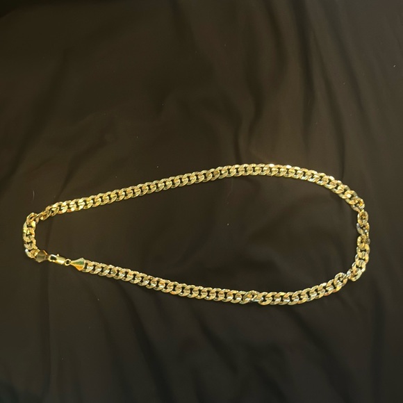 Jewelry - 18k Yellow Gold Necklace, Unsure of brand (i've had it for awhile) Around 20in